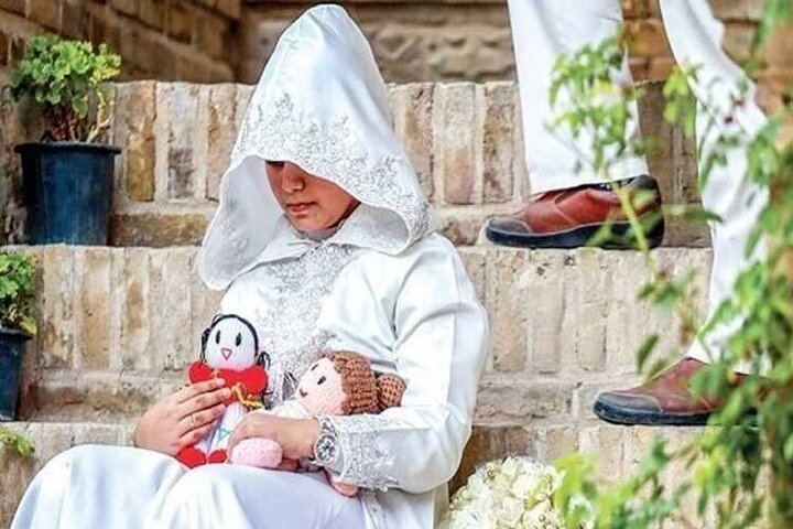 کوچک ترین عروس ایرانی با ۹ سال سن! | اشک دختر بچه سر سفره عقد + عکس