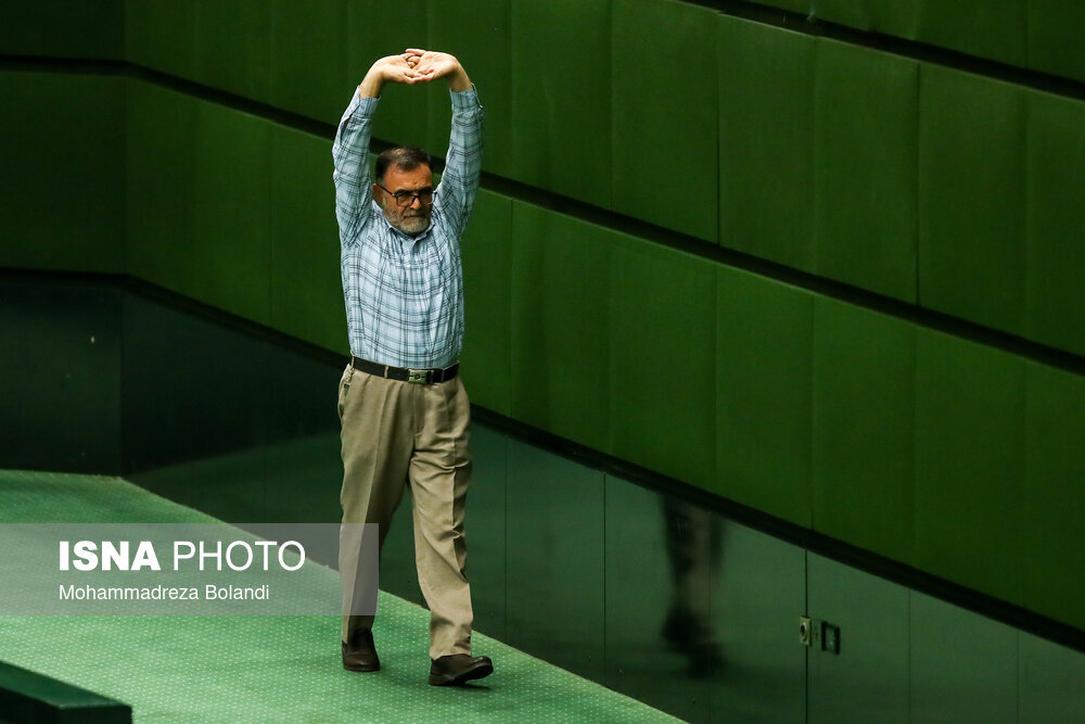 عکس‌های شوکه کننده و عجیب از صحن علنی امروز مجلس