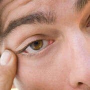 علائم بیماری خشکی چشم