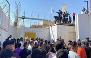 ورود تظاهرکنندگان خشمگین عراقی به سفارت سوئد/ فیلم