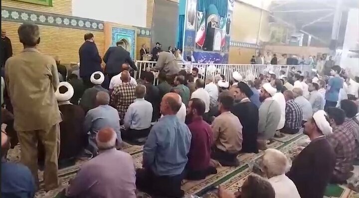 رئیس‌جمهور دستور جمع کردن نرده‌های جدا کننده بین مردم و مسئولین را در نماز جمعه رفسنجان صادر کرد