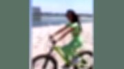 پوشش نامناسب زن بی حجاب دوچرخه سوار در دریاچه چیتگر غوغا به پا کرد! + فیلم
