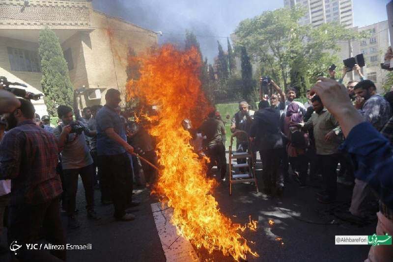 تصاویری از آتش زدن پرچم سوئد در تهران!