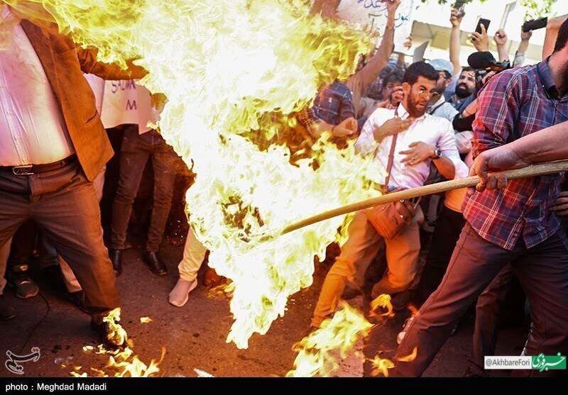 تصاویری از آتش زدن پرچم سوئد در تهران!
