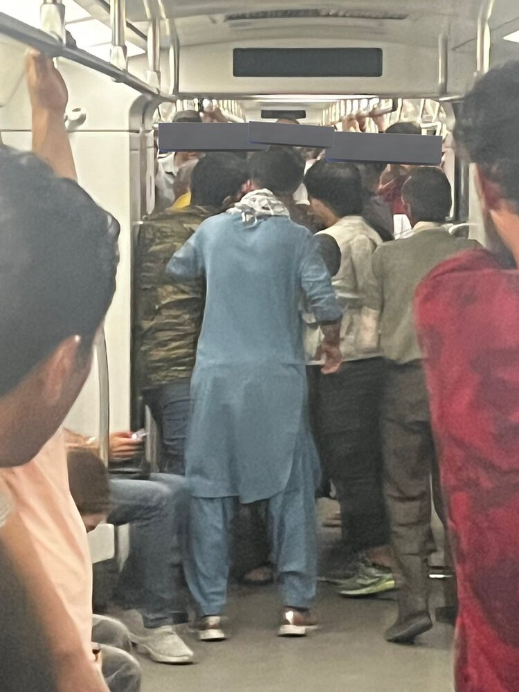 عکسی از مسافران افغان در متروی تهران جنجالی شد