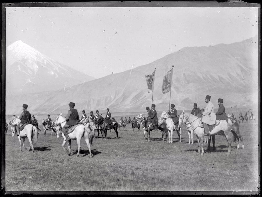 عکس دیده نشده از ناصرالدین شاه کنار کوه دماوند