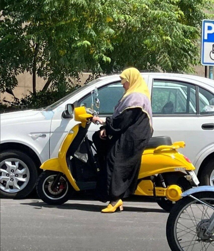 تصویر جنجالی زن موتورسوار در خیابان‌های ایران
