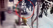 لحظه وحشتناک حمله جوان تهرانی قداره کش به ماشین پلیس + فیلم