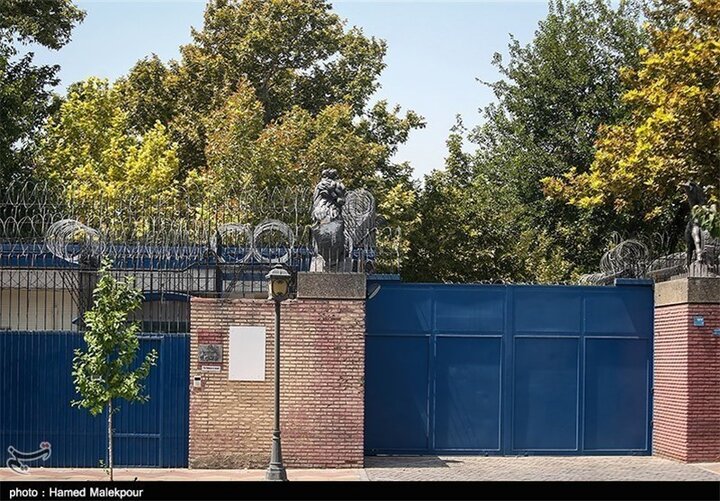 نصب تابلو جنجالی در مقابل سفارت انگلیس در ایران