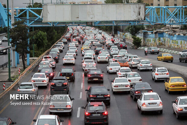 ترافیک شدید آزادراه کرج - تهران در جمعه ۱۶ تیر ۱۴۰۲