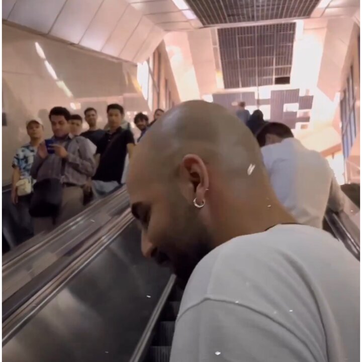 آواز خواندنی یک جوان با صدای زیبا در مترو تهران + فیلم