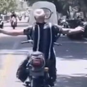 حرکات نمایشی خطرناک یک پیرمرد موتوری در خیابان‌های تهران + فیلم