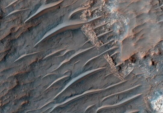 کشف عجیب مریخ‌نورد چینی در مریخ + عکس