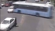 ویدئویی تلخ از لحظه تصادف اتوبوس با چندین خودرو در تبریز/ حال ۵ نفر وخیم است