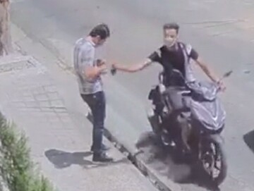 لحظه سرنگونی موتورسوار موبایل‌قاپ به دست پلیس مخفی +فیلم