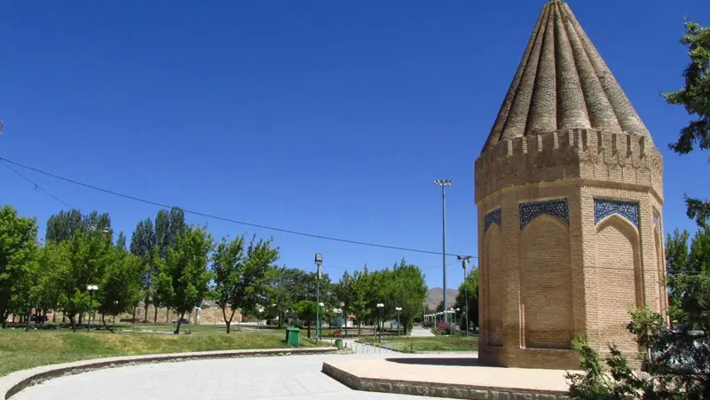 آرامگاهی هشت ضلعی در تویسرکان