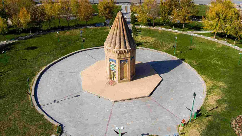 آرامگاهی هشت ضلعی در تویسرکان