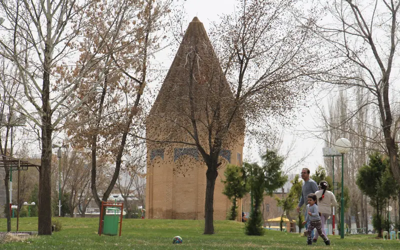 آرامگاهی هشت ضلعی در تویسرکان