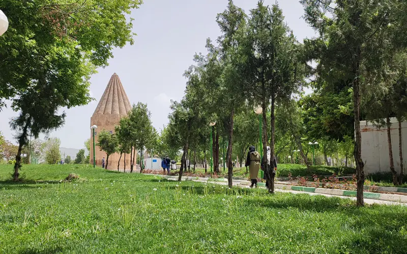 آرامگاهی هشت ضلعی در تویسرکان