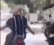 رقص جنون آمیز پیرمرد بر روی موتور در وسط خیابان‌ تهران