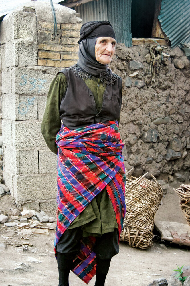 این زن یکی از اهالی ییلاق اشکور رحیم آباد است در اینجا زنان سن و سال‌دار معمولا این طور لباس می‌پوشند. البته در سرمای این شب‌های ییلاقی هرکسی باید سر و کمرش را این طور محکم ببندد.