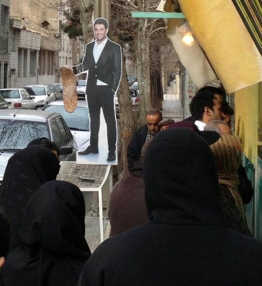 عکس | محمدرضا گلزار با کت‌وشلوار دامادی در صف بربری