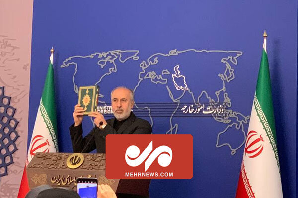 قرآن در دستان سخنگوی وزارت امور خارجه + فیلم 