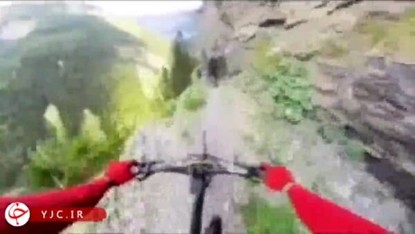 بازی با مرگ در کوه از دوچرخه سواری در لبه پرتگاه + فیلم