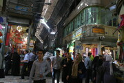 لباس هایی با طرح جنجالی مصرف مواد مخدر توسط زن باحجاب در بازار تهران + عکس