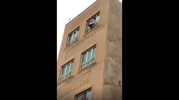 اقدام به خودکشی مرد میانسال از بالای طبقه چهارم ساختمانی در رباط کریم تهران + فیلم