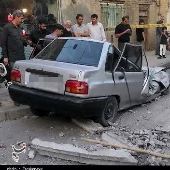 له شدن خودرو پراید در پی سقوط تیرچه‌های بتنی از روی جرثقیل در مشهد + عکس
