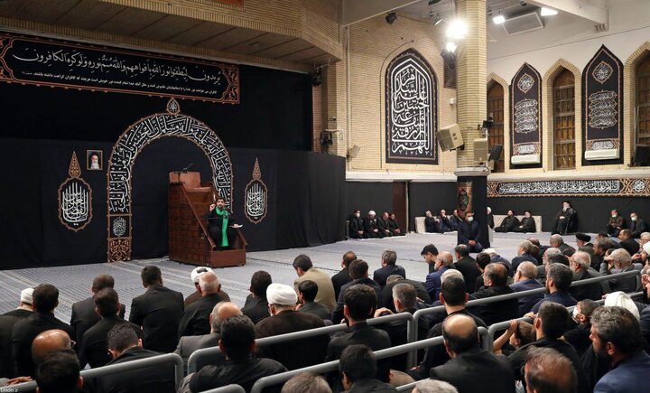 عکس پربازدید از مراسم عزاداری در حسینیه امام خمینی(ره) با حضور رهبر انقلاب