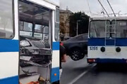 تصادف خنده‌دار خودرویی که سوار اتوبوس شد +فیلم