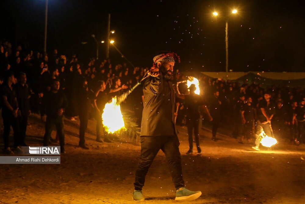 مراسم عجیب عزاداری با زنجیرهای آتشین در این روستای ایران + عکس