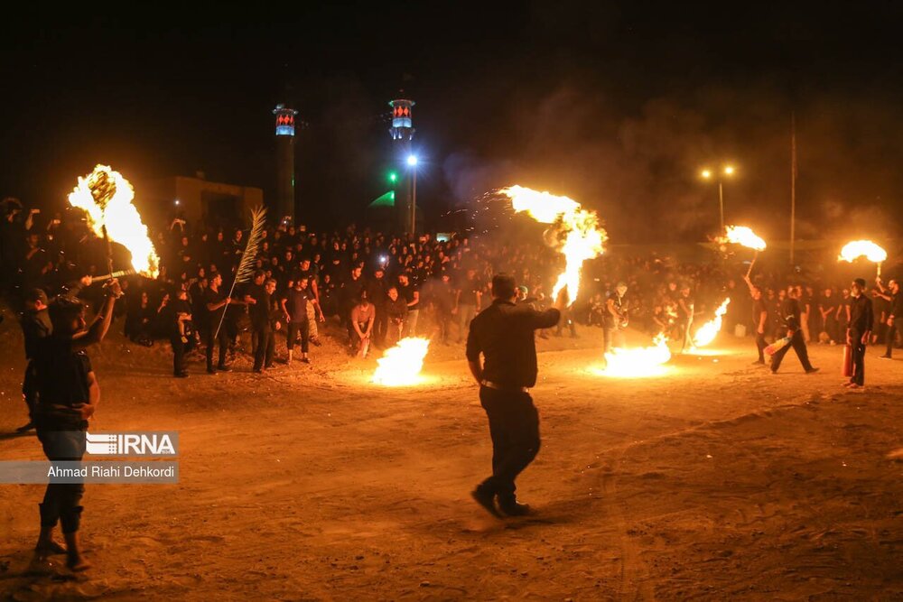 مراسم عجیب عزاداری با زنجیرهای آتشین در این روستای ایران + عکس