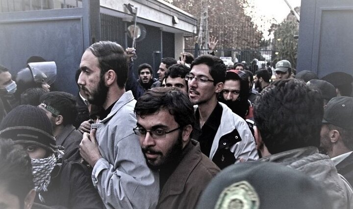 تصویری از جوانان که سفارت عربتسان را فتح کردند. علی فروغی، دانشجوی آن روز و مدیر فعلی شبکه ۳ سیما در تصویر دیده می‌شود.