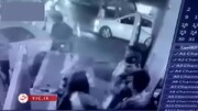 کتک زدن مامور پلیس راهنمایی و رانندگی توسط دو زن عصبی + فیلم