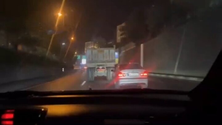حرکات شوکه‌کننده و خطرناک راننده BMW و راننده کامیون در تهران / مرگ در یک قدمی  + فیلم