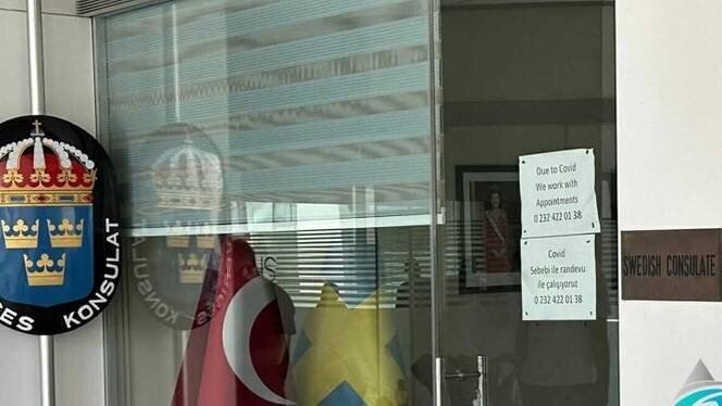 سرکنسولگری سوئد در ترکیه هدف حمله قرار گرفت / وضع یکی از کارکنان وخیم است