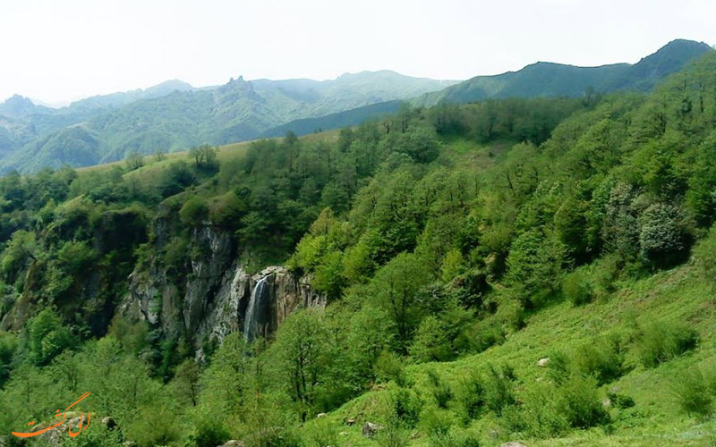 آبشار لاتون؛ نغمه‌های آبی بر سر تپه‌های سبز گیلان