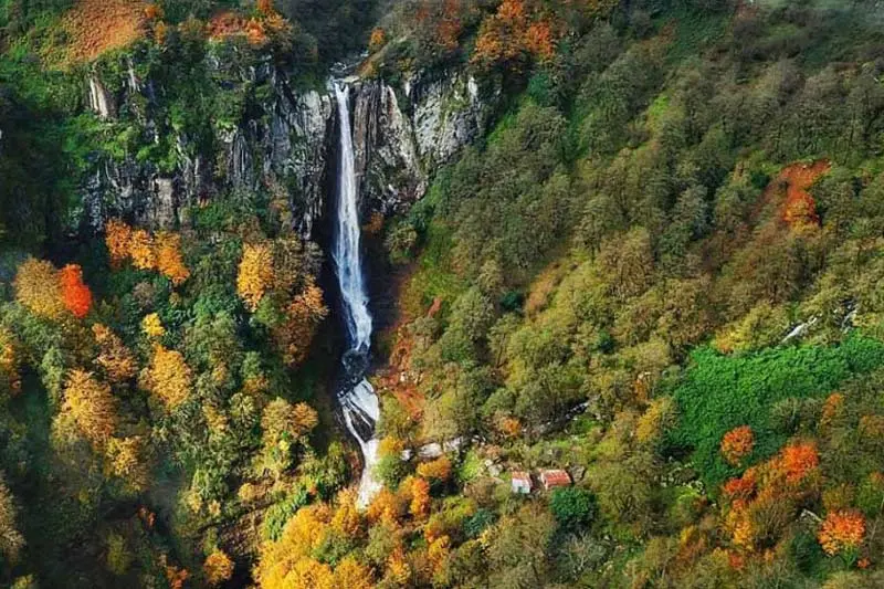آبشار لاتون؛ نغمه‌های آبی بر سر تپه‌های سبز گیلان