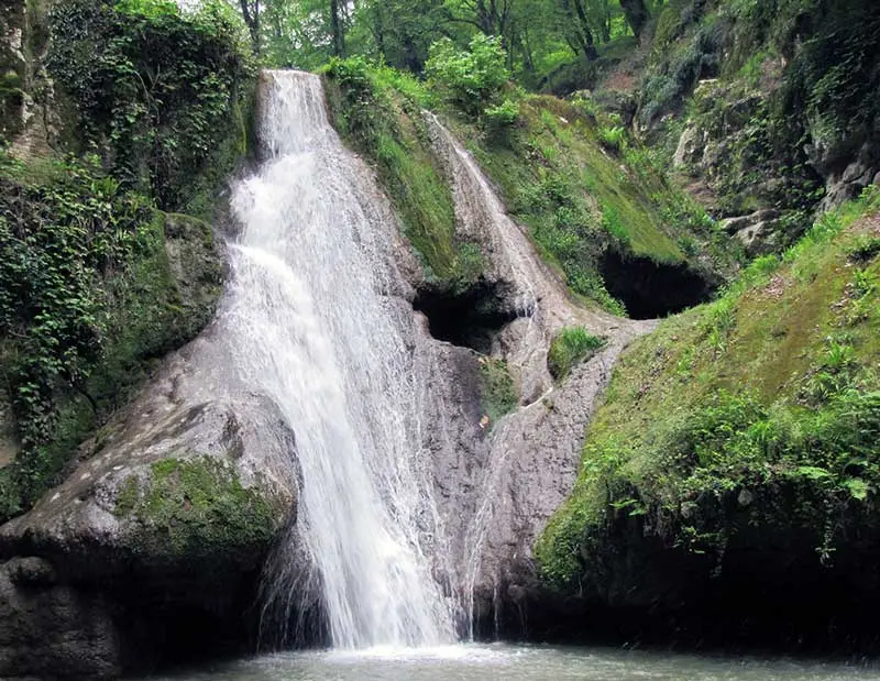 آبشار لوه؛ جاذبه‌ای بکر و تماشایی در گلستان