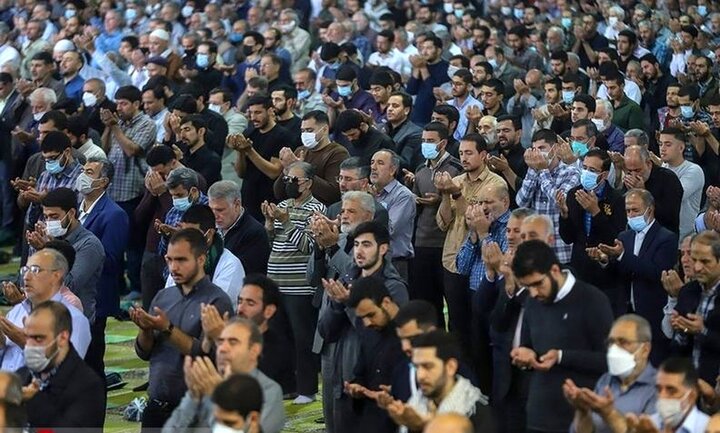عکس پربازدید از حسین شریعتمداری در صف‌های آخر نماز جمعه تهران