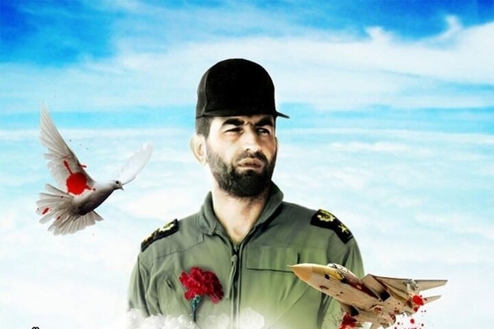 لحظه خداحافظی پدر خلبان شهید عباس بابایی با پیکر فرزندش + فیلم