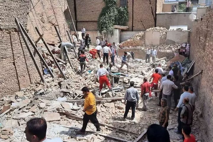 ۴ پرسنل نیروی انتظامی تهران زیر آوار ساختمان ماندند/ فیلم