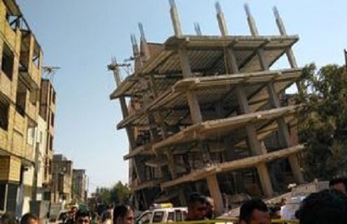 لحظه ریزش ناگهانی ساختمان در منطقه دماوند تهران + فیلم