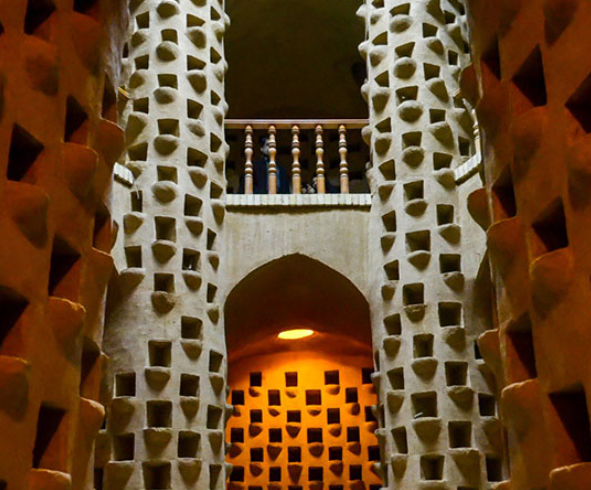 مشهورترین برج کبوتر خانه ایران / برج‌ کبوترخانه میبد؛ بنایی جالب