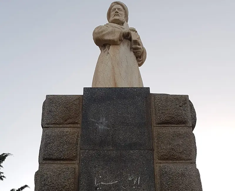 آرامگاهی شگفتانگیز در همدان / آرامگاه بوعلی سینا؛ جاذبهای درخور توجه