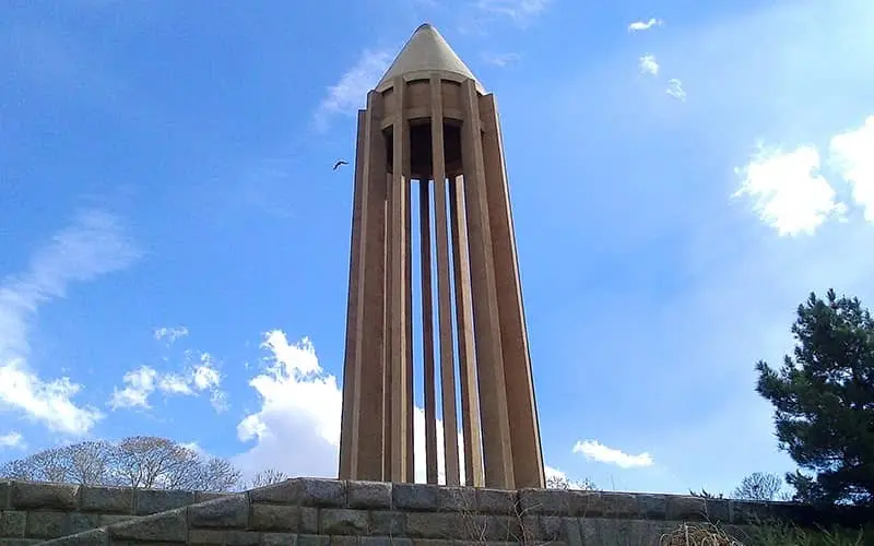 آرامگاهی شگفتانگیز در همدان / آرامگاه بوعلی سینا؛ جاذبهای درخور توجه