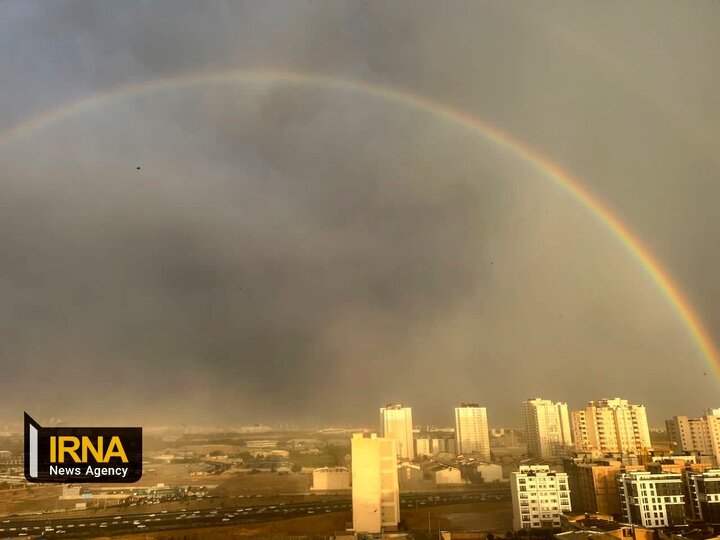 لحظه به وجود آمدن رنگین‌کمان زیبا در آسمان تهران